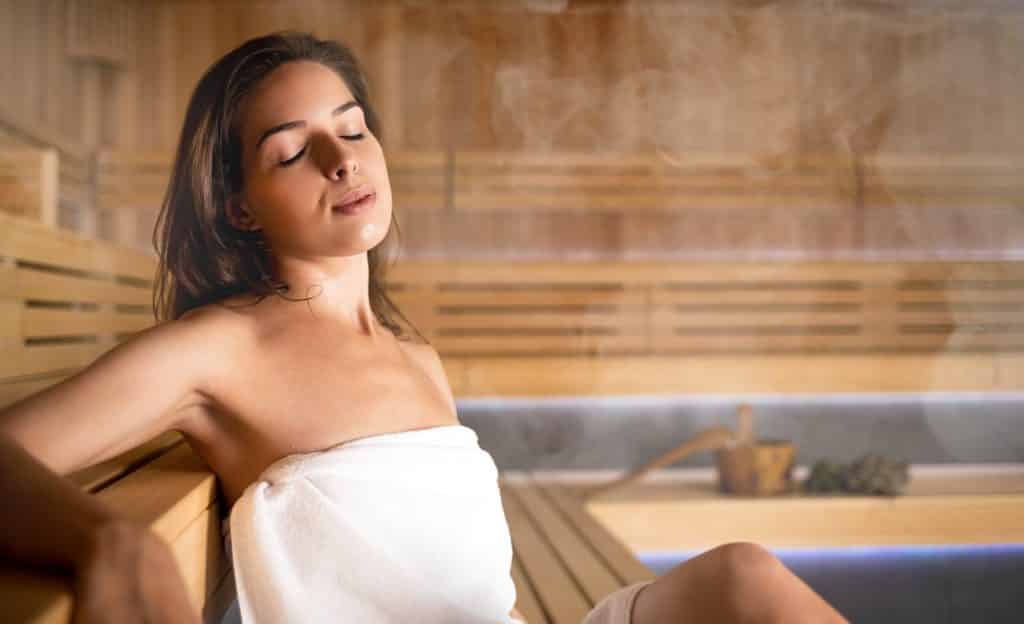 Junge Frau entspannt in der heißen Sauna